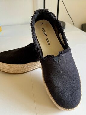 TOMS Black Canvas Frayed Espadrille Platform Slip-On